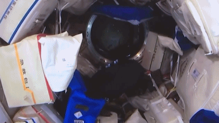 Astronautas chinos abren Tianzhou-8 y descubren suministros