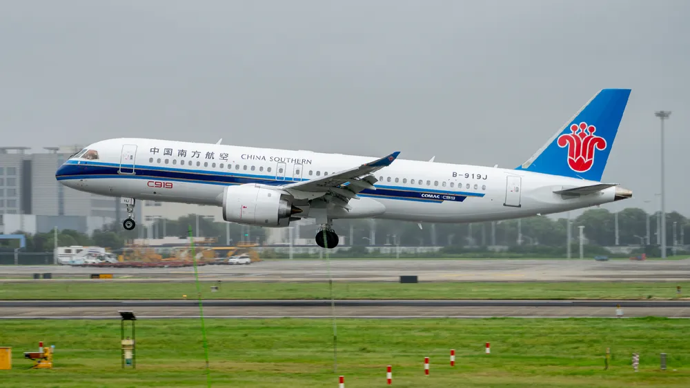 Китайский самолет C919 начинает рейсы для трех авиакомпаний