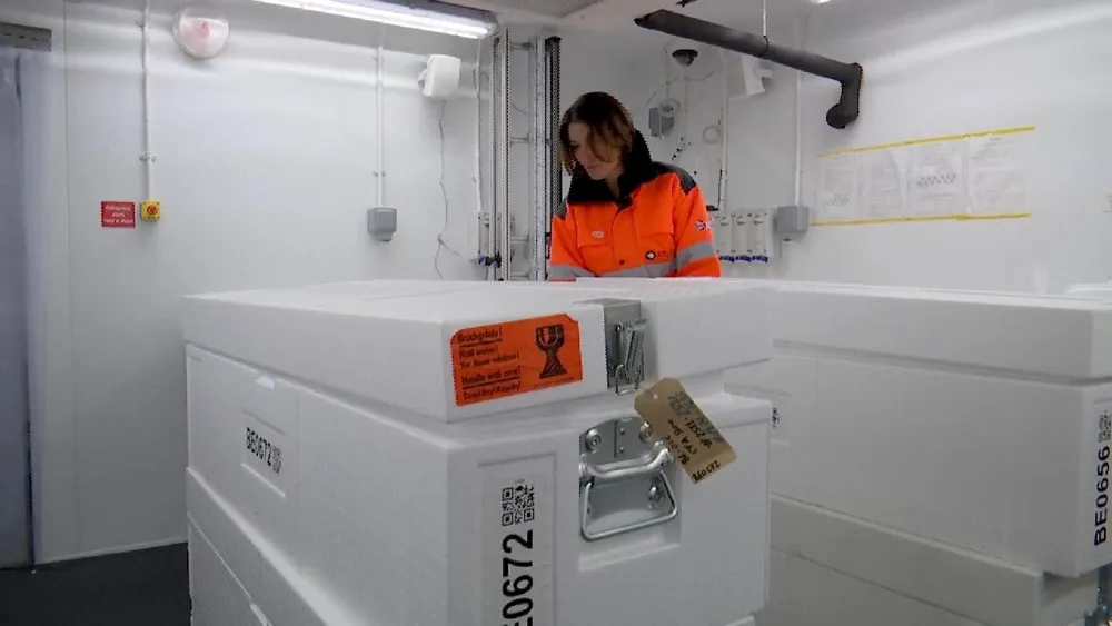 Científicos británicos investigan secretos climáticos en hielo de Antártida