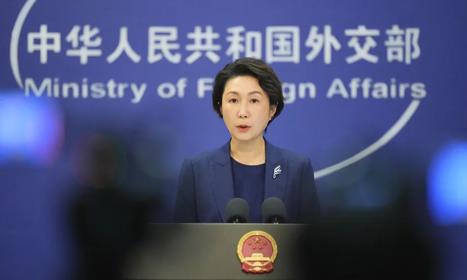 Trump warnt vor 50 Prozent Zöllen auf Waffenlieferanten für Iran; Chinas Außenminister betont Zollkriege bringen keine Gewinner