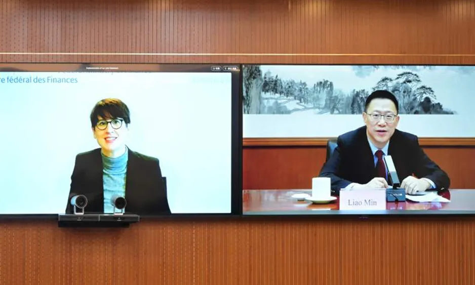 Chinesische und deutsche Beamte diskutieren finanzielle Zusammenarbeit im Videogespräch