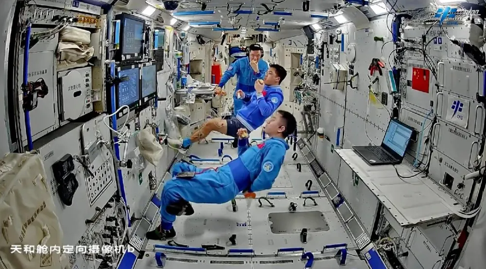 Космонавты Шэньчжоу-18 обеспечивают здоровье на китайской станции