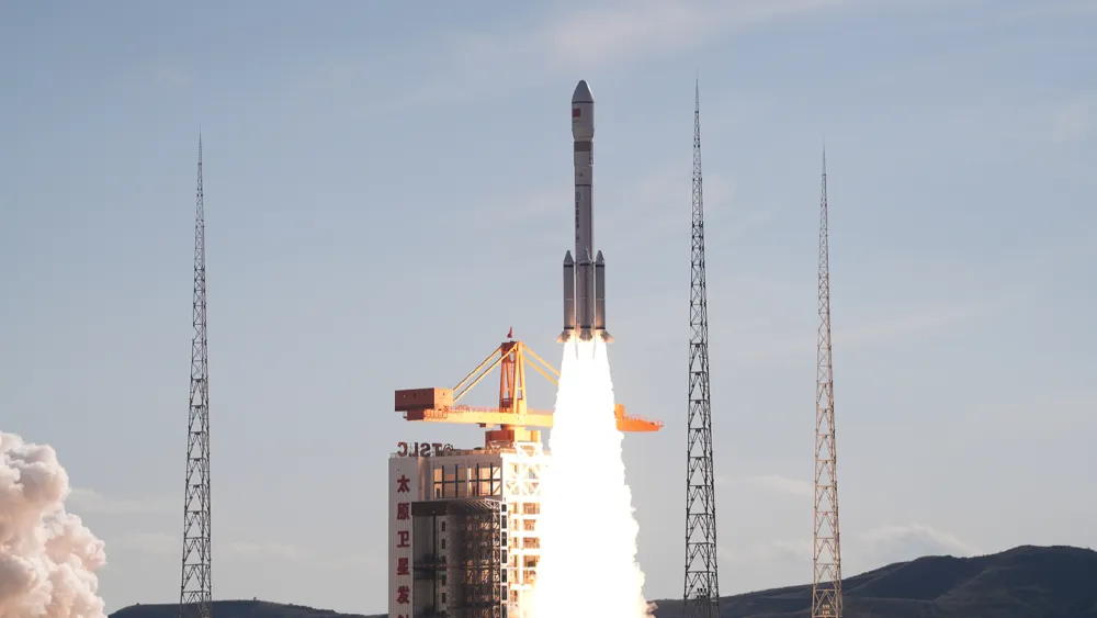 China bringt erfolgreich neue Satellitengruppe ins All
