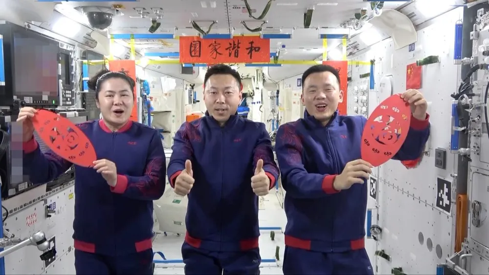 La tripulación de Shenzhou-19 envía saludos desde la Estación Espacial China