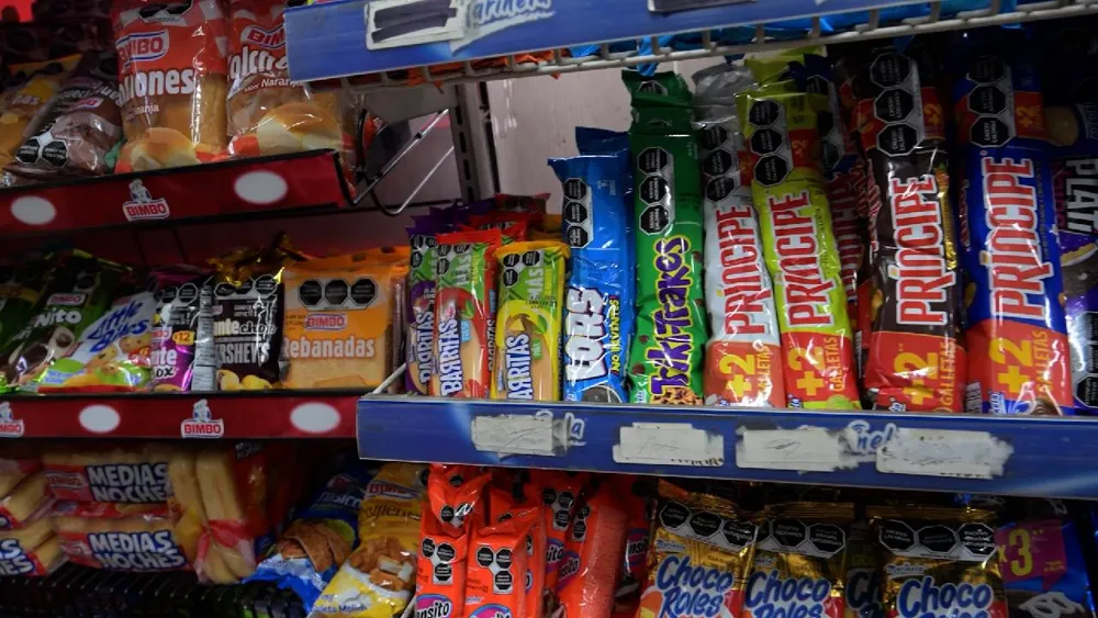 México prohíbe comida chatarra en escuelas para combatir obesidad