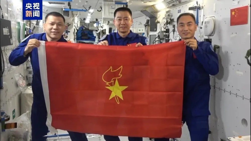 Astronautas de Shenzhou-20 saludan el Día del Niño desde el espacio