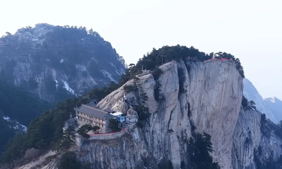 Año Nuevo en Huashan con un centinela en las nubes