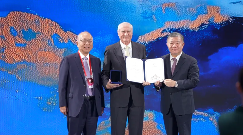 Foro Mundial de Laureados 2025 inicia en Shanghái premiando WLA