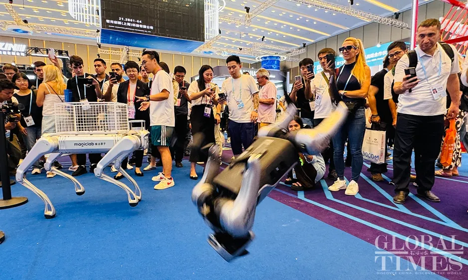 Китайские компании представили гуманоидных роботов для сервизов