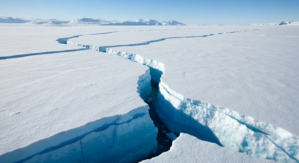 Eine Waage mit Geld und einem Haus.