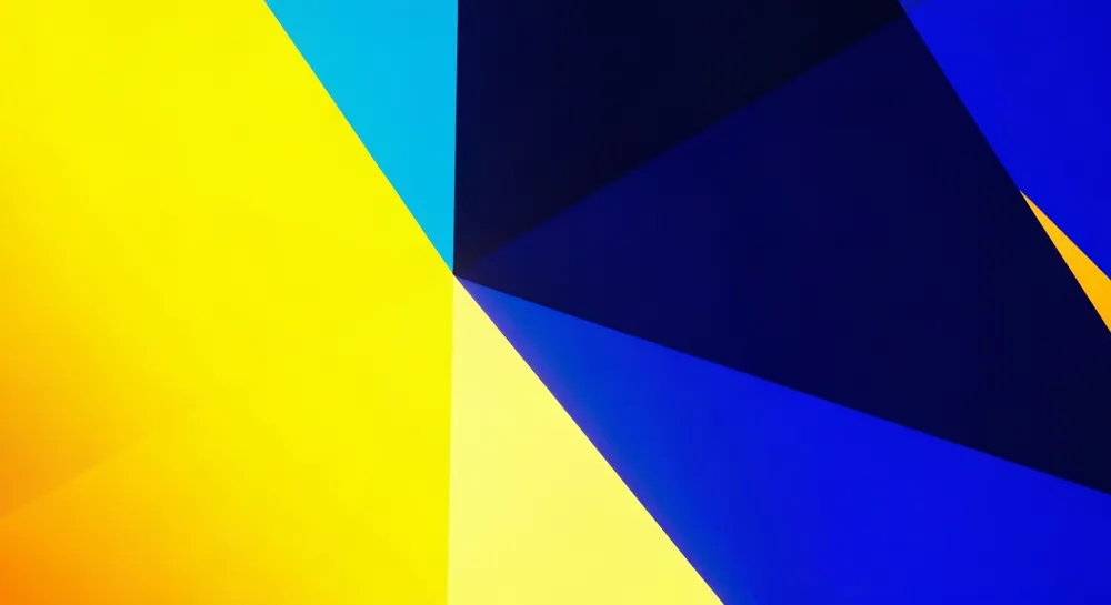 Балансировочная шкала с монетами и стрелками вверх.