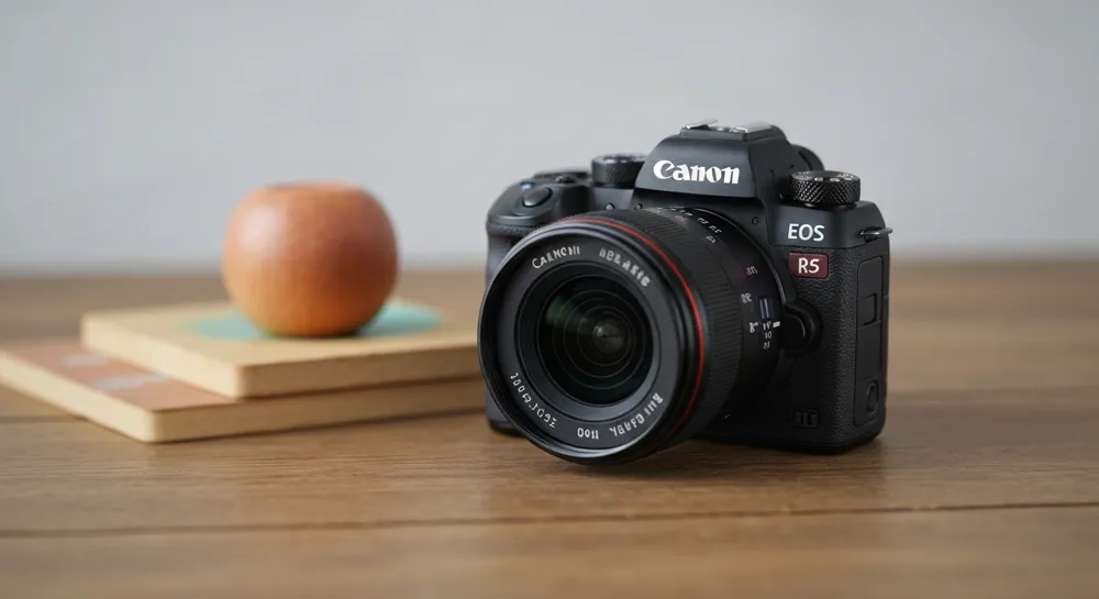 Сломанная антенна в космосе со звездами вокруг нее.