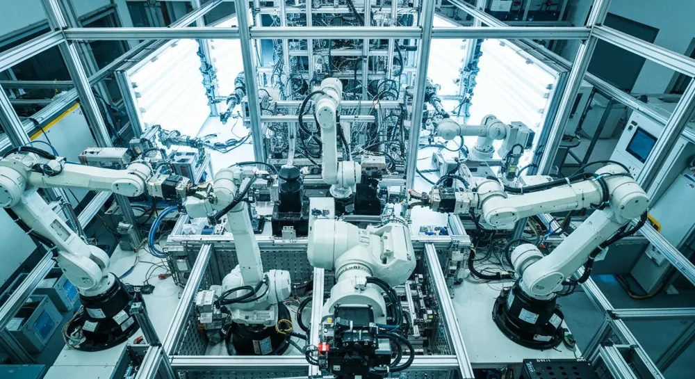 Камера, окруженная символами, связанными с конфиденциальностью.