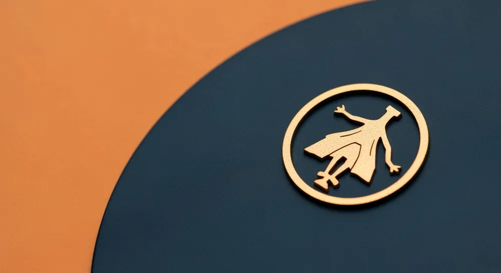 Eine Wolke mit zerbrochenen Ketten und schattenhaften technischen Symbolen.