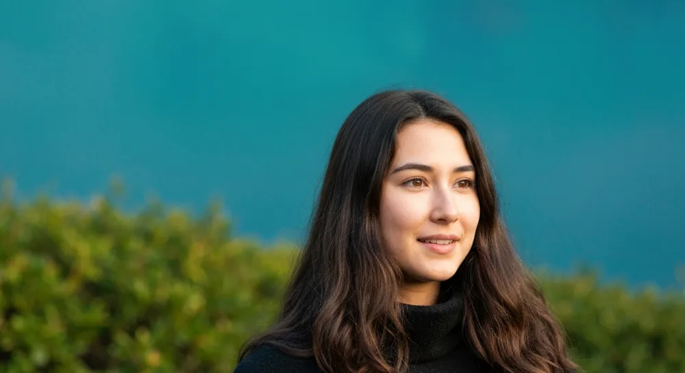 Un design abstrait coloré illustrant un flux de communication amélioré.