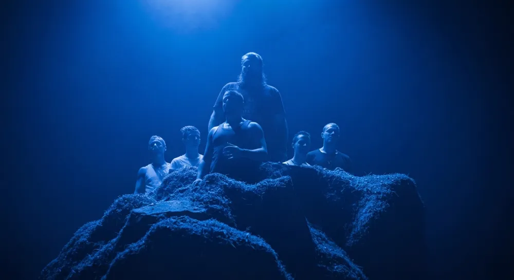 Ein Kompass mit Flügeln auf einer Leiterplatte.