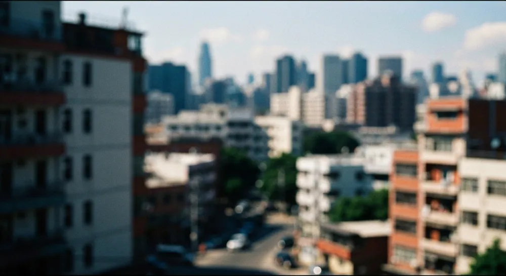 Сцена темного океана с поврежденной лодкой и дымом.