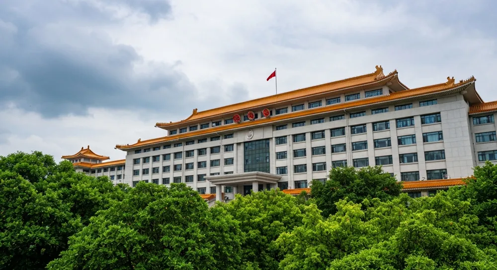 Подробный вид на окруженное зеленью правительственное здание с китайской архитектурой, символизирующее возможность получения образования и получения стипендий, с облачным небом над головой.