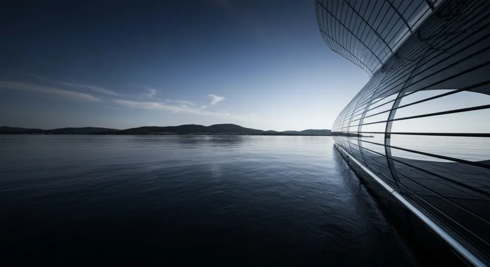 Эффектное облачное образование со следом дыма.