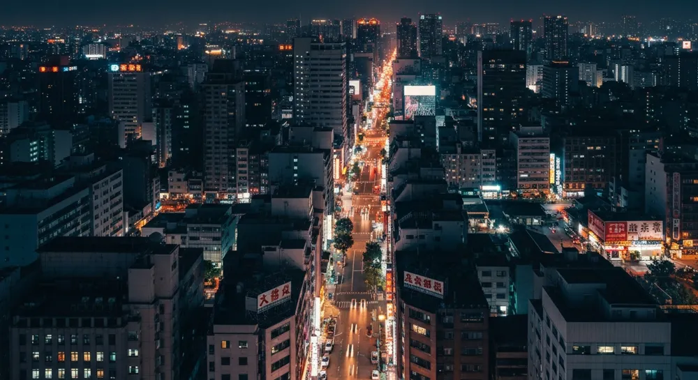 Un visage fragmenté avec des effets de distorsion numérique.