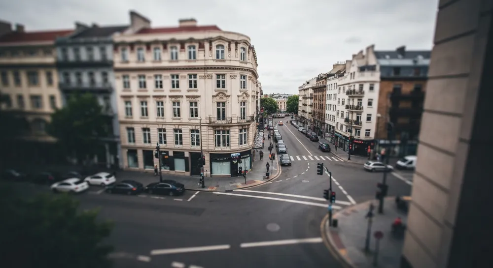 Силуэт газового насоса с ценниками, движущимися вверх.