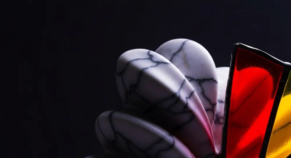 Ein Hammer über einem fragmentierten digitalen Netzwerk.