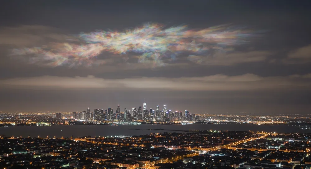 Глобус, окруженный стрелками и символами предостережения.