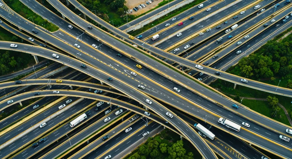 Большой символ золотой иены, окруженный финансовыми графиками.