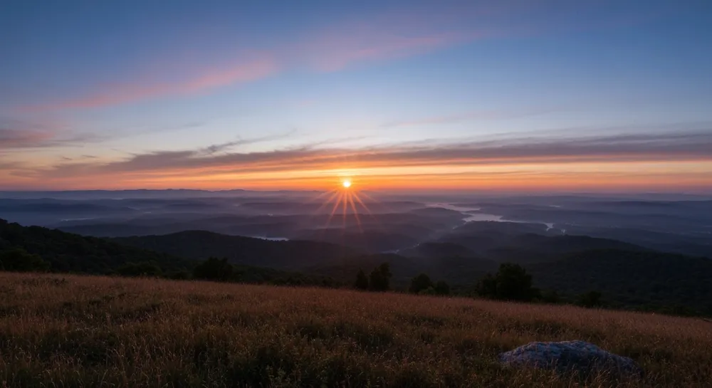 Eine ruhige Campus-Szene mit blühenden Frühlingsblumen neben leeren Hörsälen, die Feiertage symbolisieren.