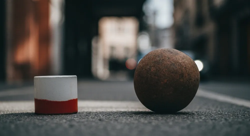 Eine steigende Grafik mit Aufwärtstrends und Banknoten.