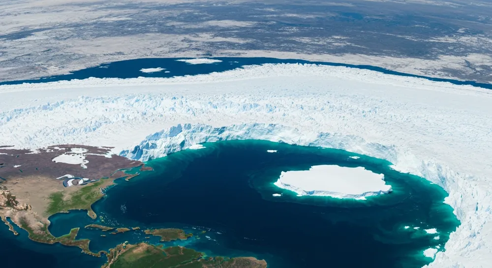 Eine weite Wüstenlandschaft mit Sanddünen und strahlender Sonne.