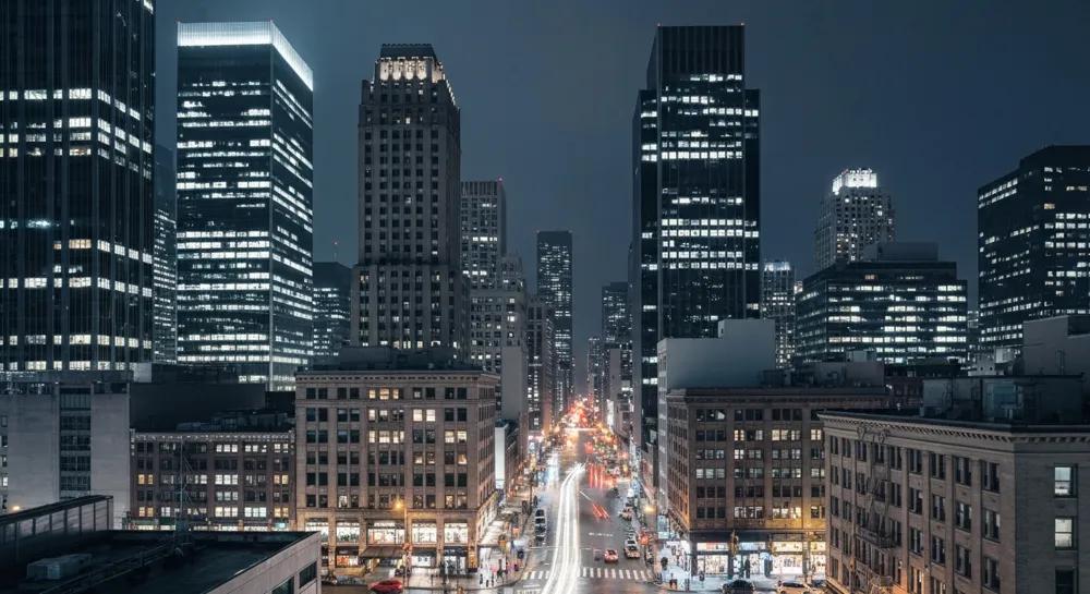 Яркий городской пейзаж с растущими вверх стрелками.