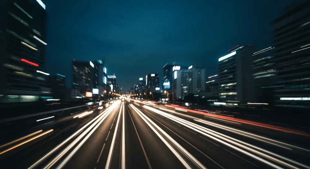 Formas abstractas que representan modos de transporte con símbolos de seguridad.