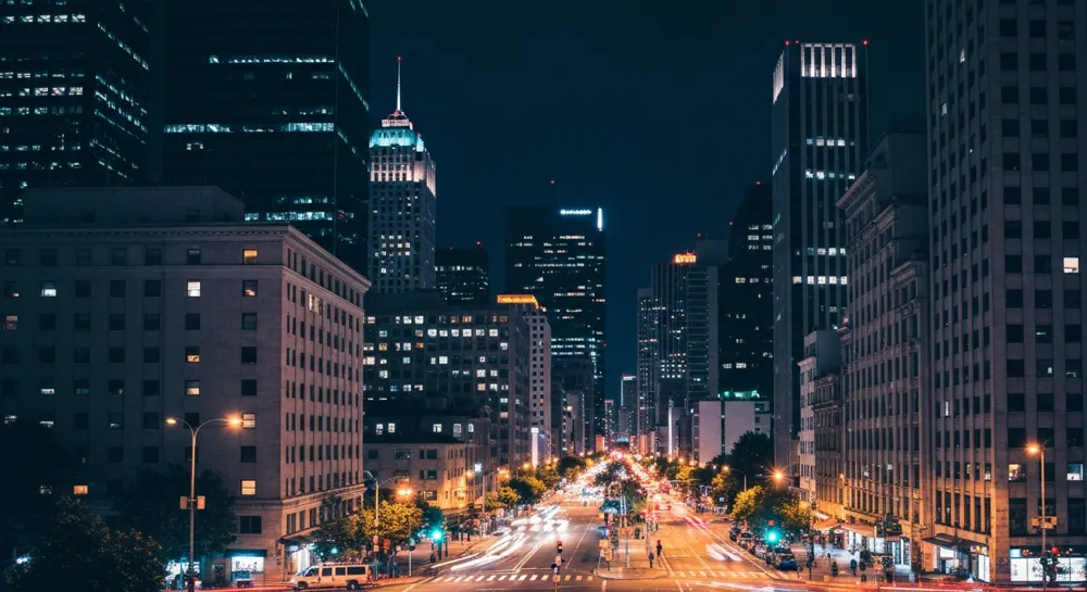 Una puerta abierta rodeada de motivos de engranajes que simbolizan el apoyo a las pymes.