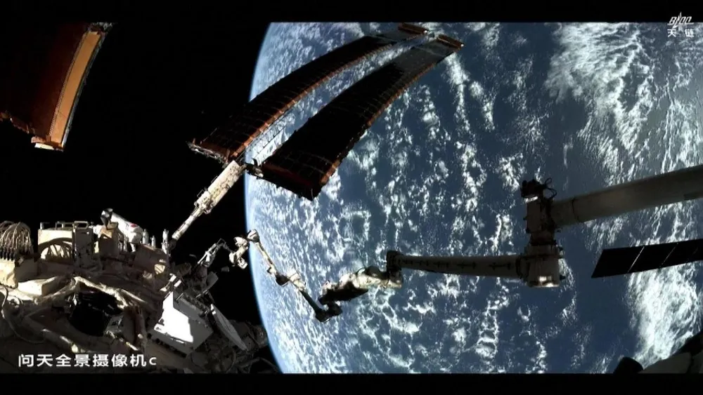 Retour de la mission spatiale chinoise avec l'équipage de Shenzhou-18