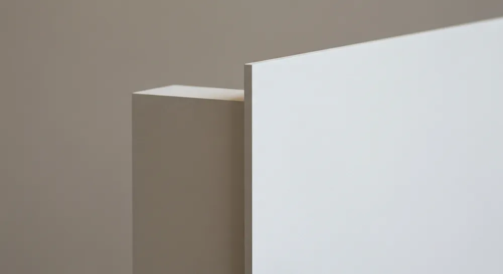 Équilibrer la balance sur un paysage urbain avec des éléments de construction.