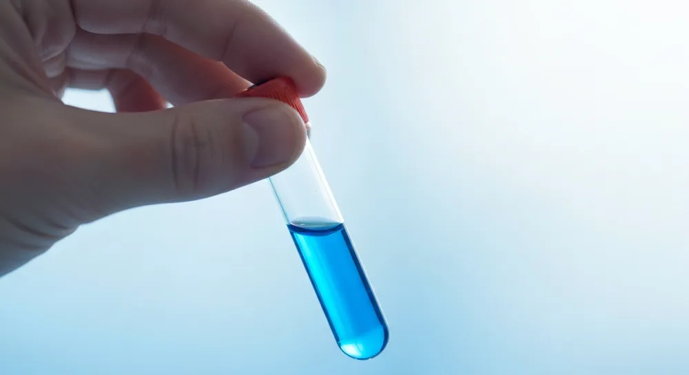 Resumen de temática biotecnológica con formas moleculares vibrantes.