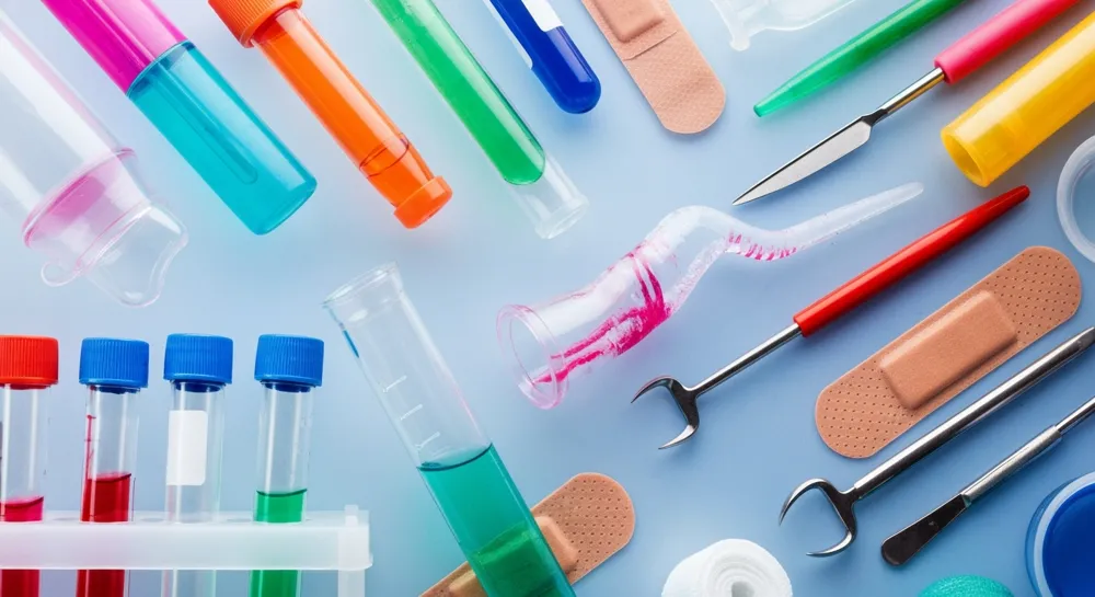 Сломанные детали игрушек, разбросанные по графику продаж.