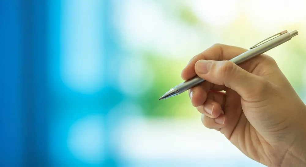 Gráfico bursátil alcista con flechas hacia arriba.