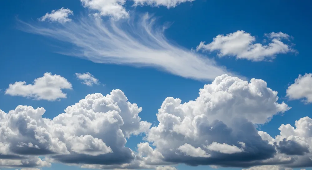 Kühle Blautöne mit wirbelnden Eismustern.