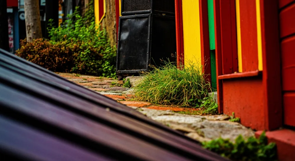 Abstrakte Formen der Cloud- und Technologiezusammenarbeit.