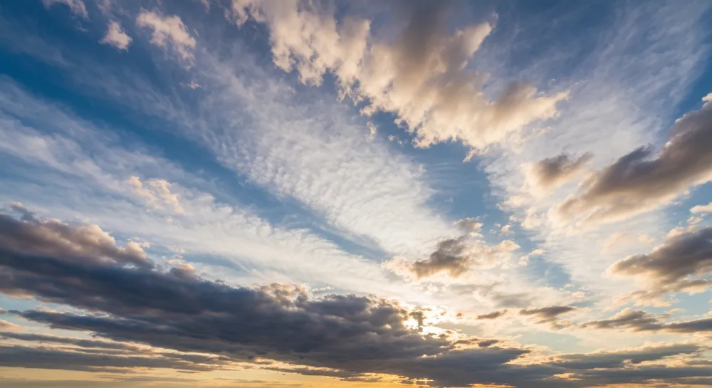 Formas abstractas coloridas que representan la codificación y la innovación.