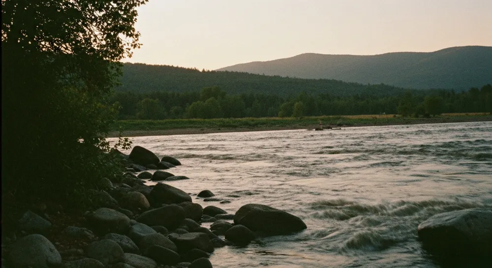 Kubanische Landschaft mit russischen Flaggen und militärischen Elementen.