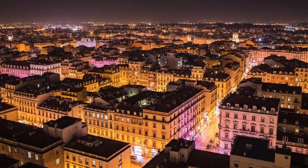 Paysage spectaculaire du Liban avec des symboles d'avertissement.