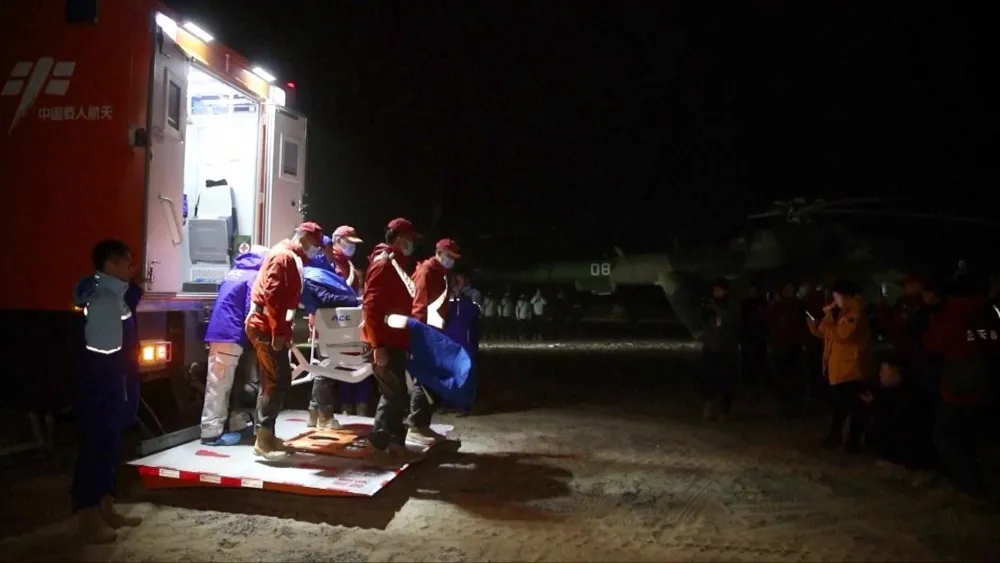 Astronautas de Shenzhou-18 aterrizan en Pekín tras misión exitosa