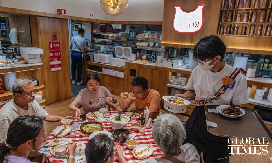 Пекинские власти проверяют сеть Xibei из-за скандала с блюдами