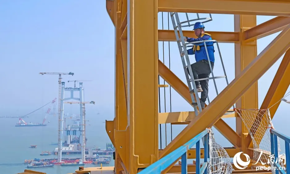 Young Workers Build Future Near Taiwan Straits This New Year