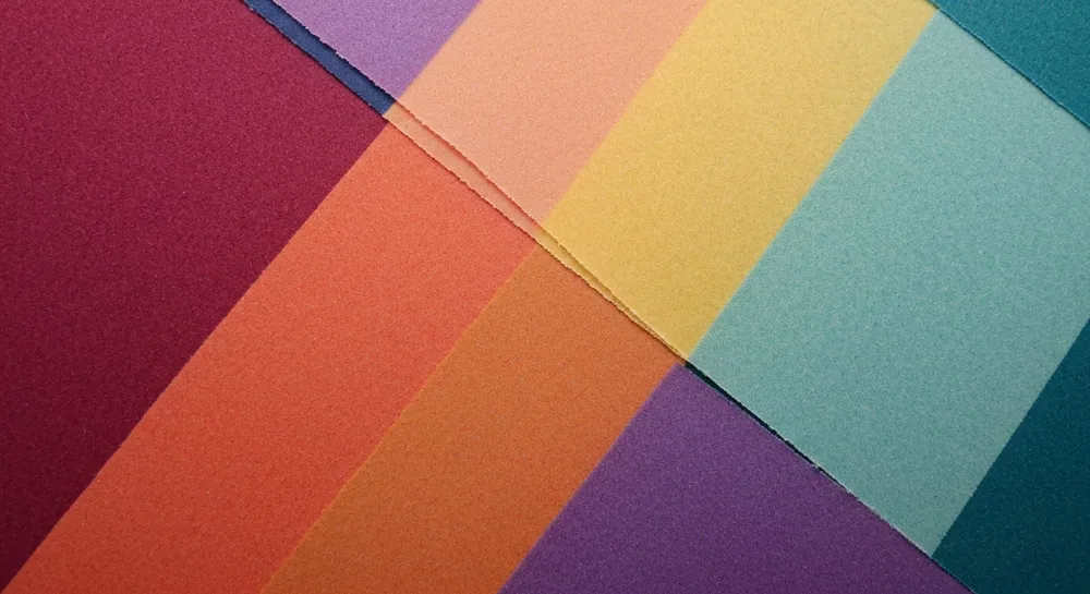 Geometrische Formen, die auf Aluminium und globale Verbindungen hinweisen.