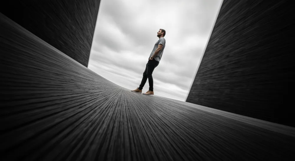 Золотые поля зерна под ярким осенним небом.