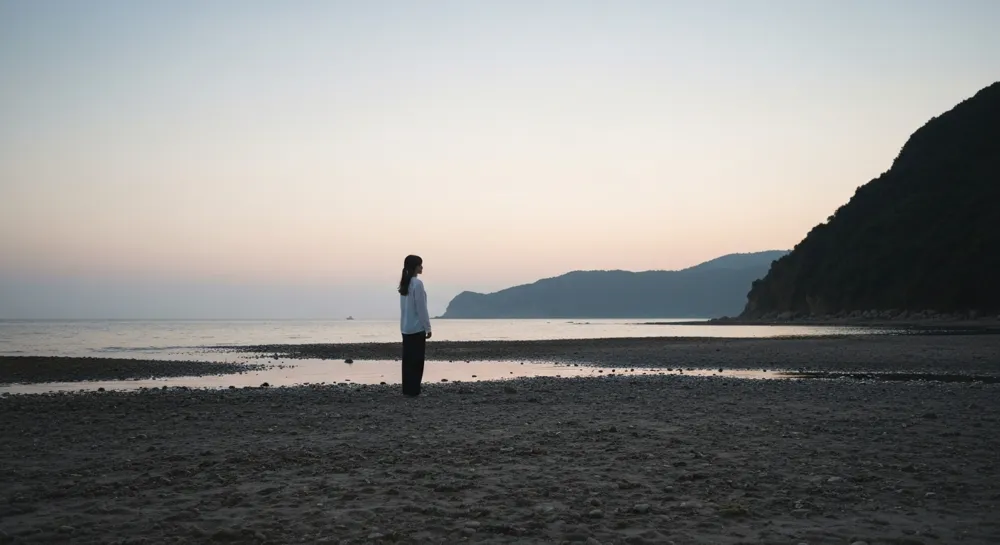 Armonía de olas y viento con elementos industriales.